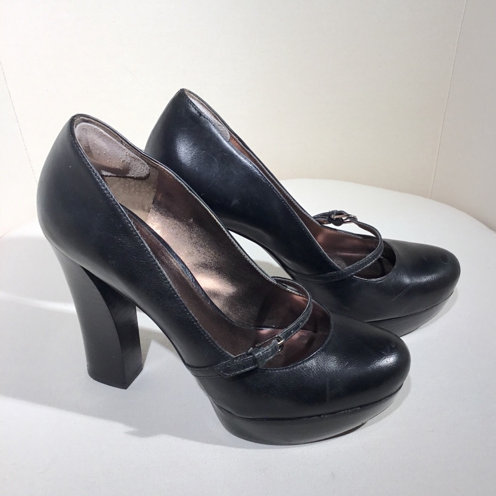 ***SOLD*** Guess black leather shoes